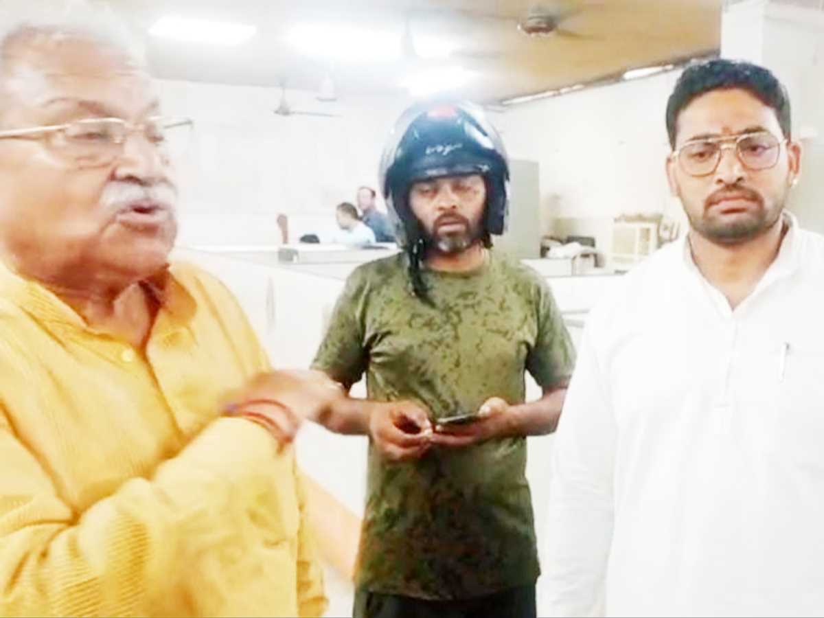 मेरठ नगर निगम पहुंचकर भड़के भाजपा सांसद लक्ष्मीकांत बाजपेयी, अफसरों को लगाई फटकार